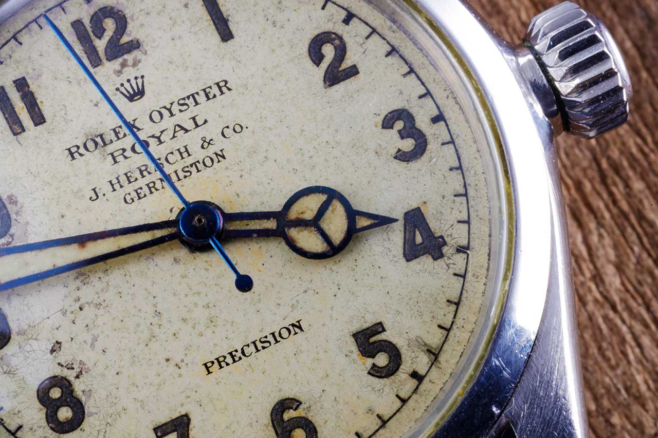 画像: 時針に施されたベンツ針。現行とは少し異なる表情だ