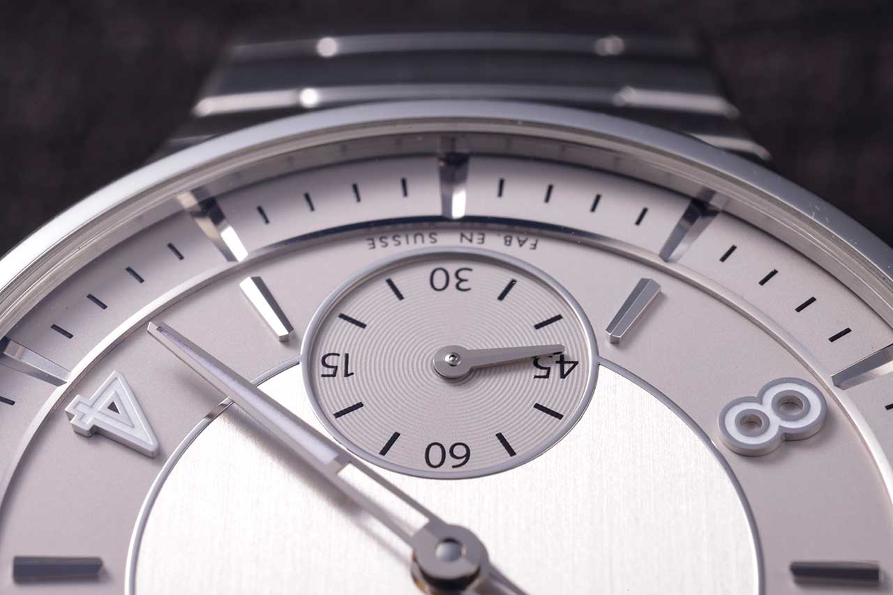 画像: 上の段と針・インデックスの高さを揃えた設計。細部まで配慮された仕上げだ