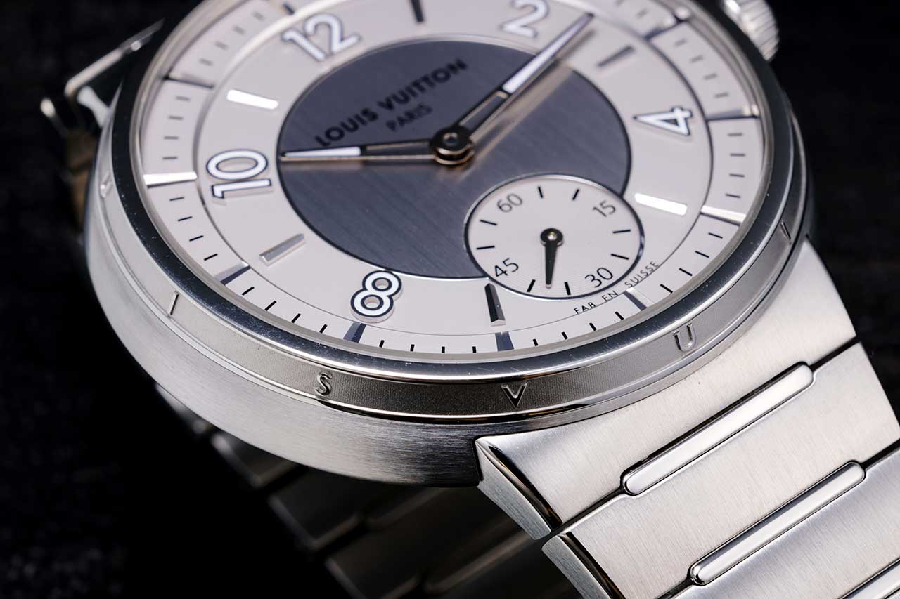 画像: サンドブラスト仕上げが施されたベゼルサイド