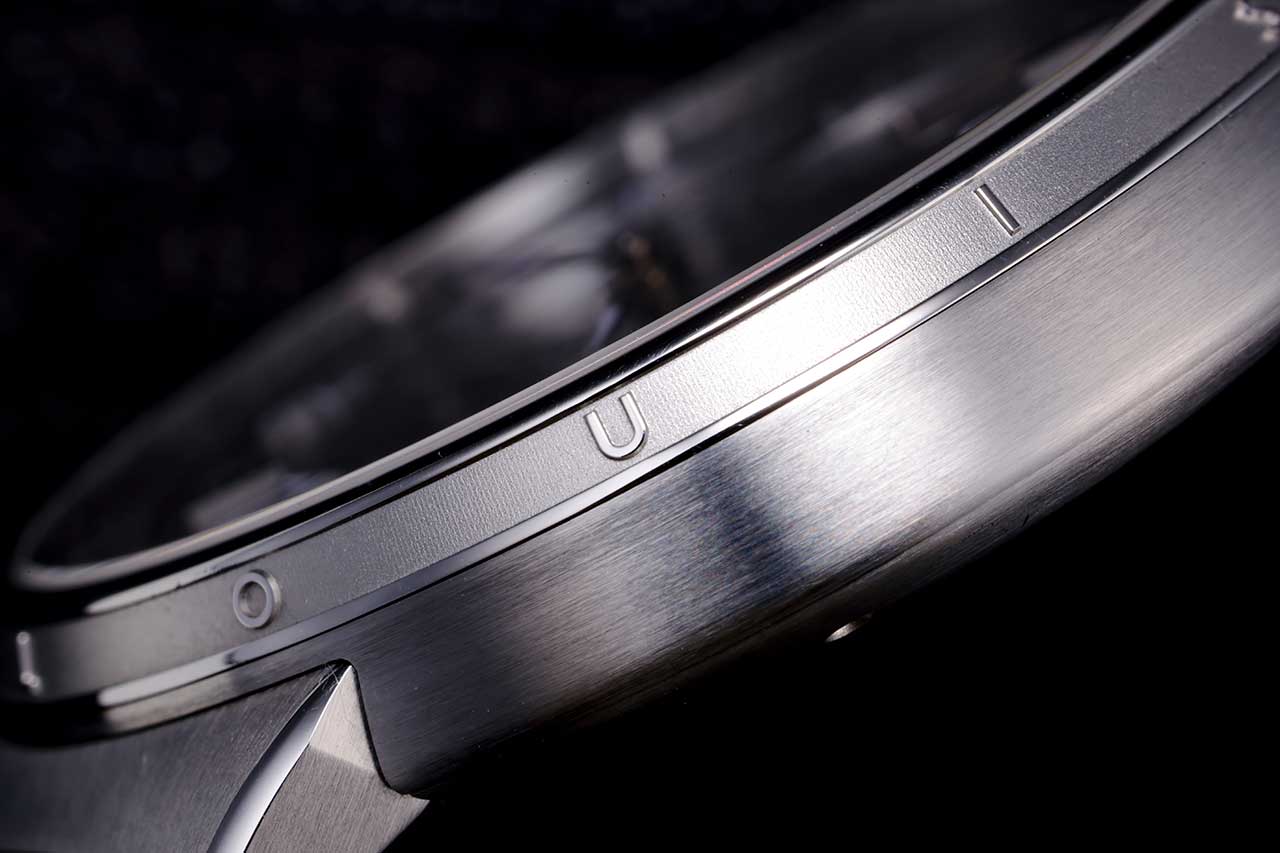 画像: 浮き彫りの「LOUIS VUITTON」が、控えめながら確かな存在感を放つ