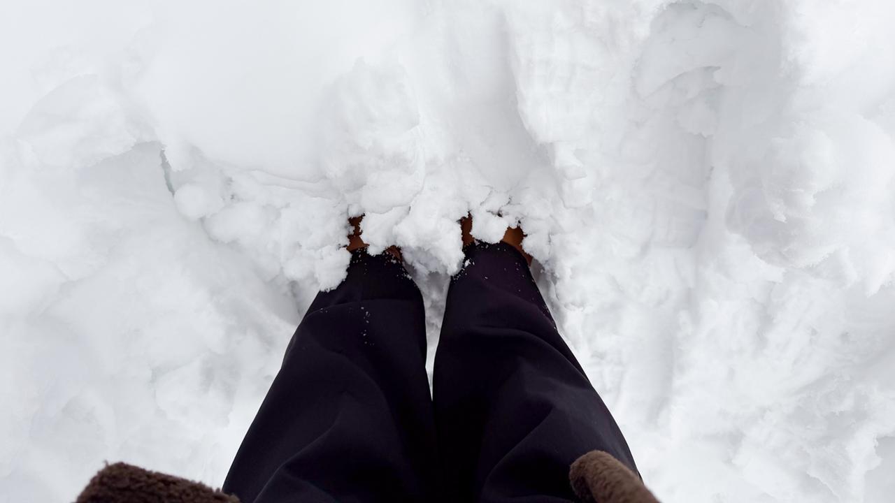 画像: 見えづらいですが、シューズ全体がすっぽり雪のなかに入っています