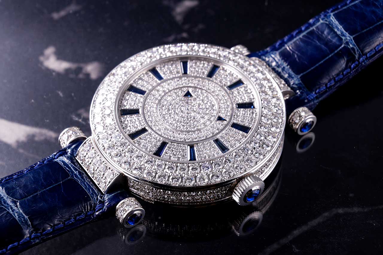 画像: ガラスと文字盤の距離を極限まで詰めたフラットな造形