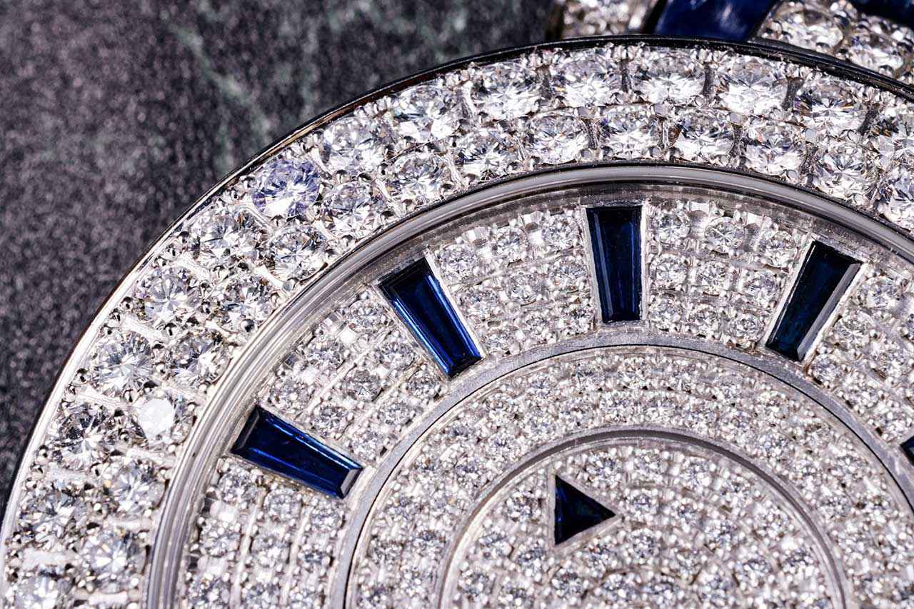 画像: ダイヤモンドの海に浮かぶ、ブルーサファイアのインデックス