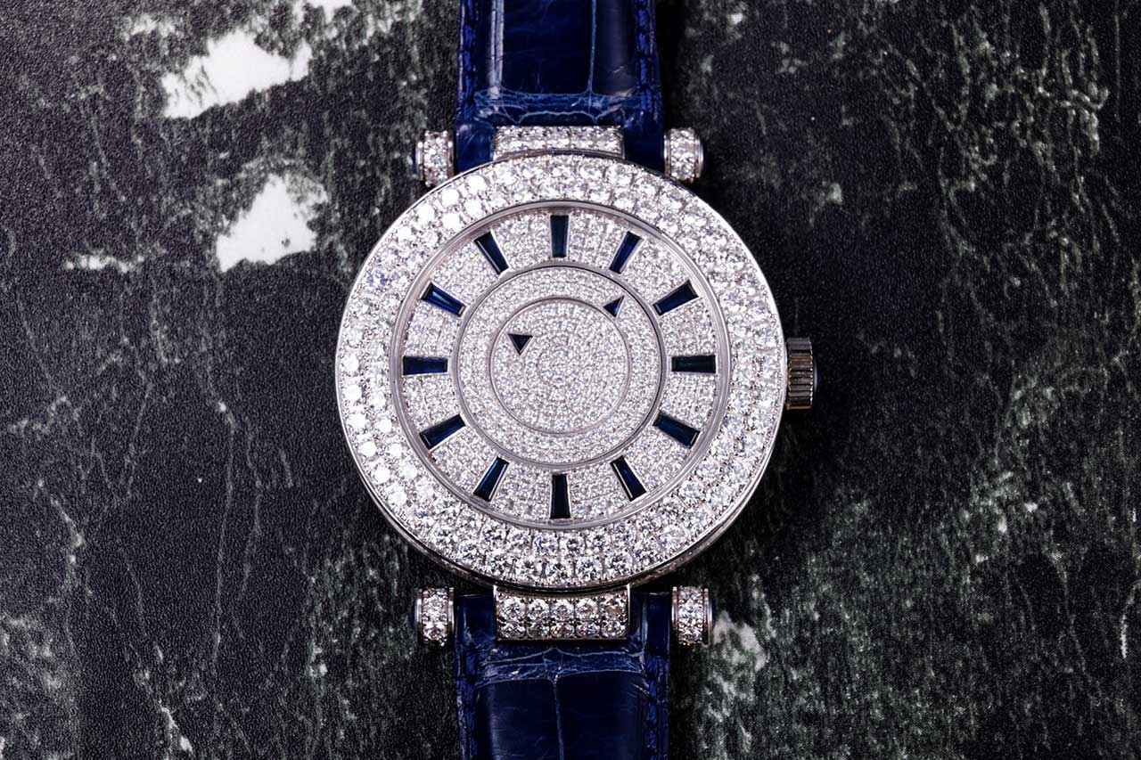 画像: ダイヤモンドで埋め尽くされた、圧倒的な存在感の文字盤