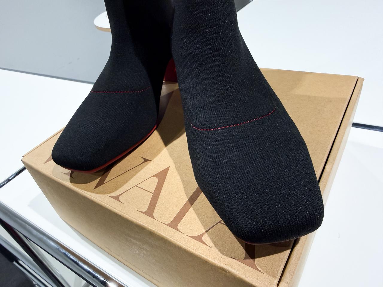 画像: ちょうど箱があったので上に乗せていますが、開封直後ではありません。この日だけでも8時間働いてくれたシューズです