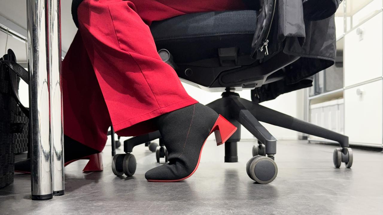 画像: デスクワーク中の私の足元は、だいたいこうなっています