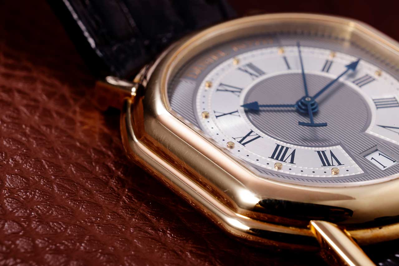 画像: ベゼルとケースに段差を設けた立体的な造形。ケースに奥行きを与える意匠だ