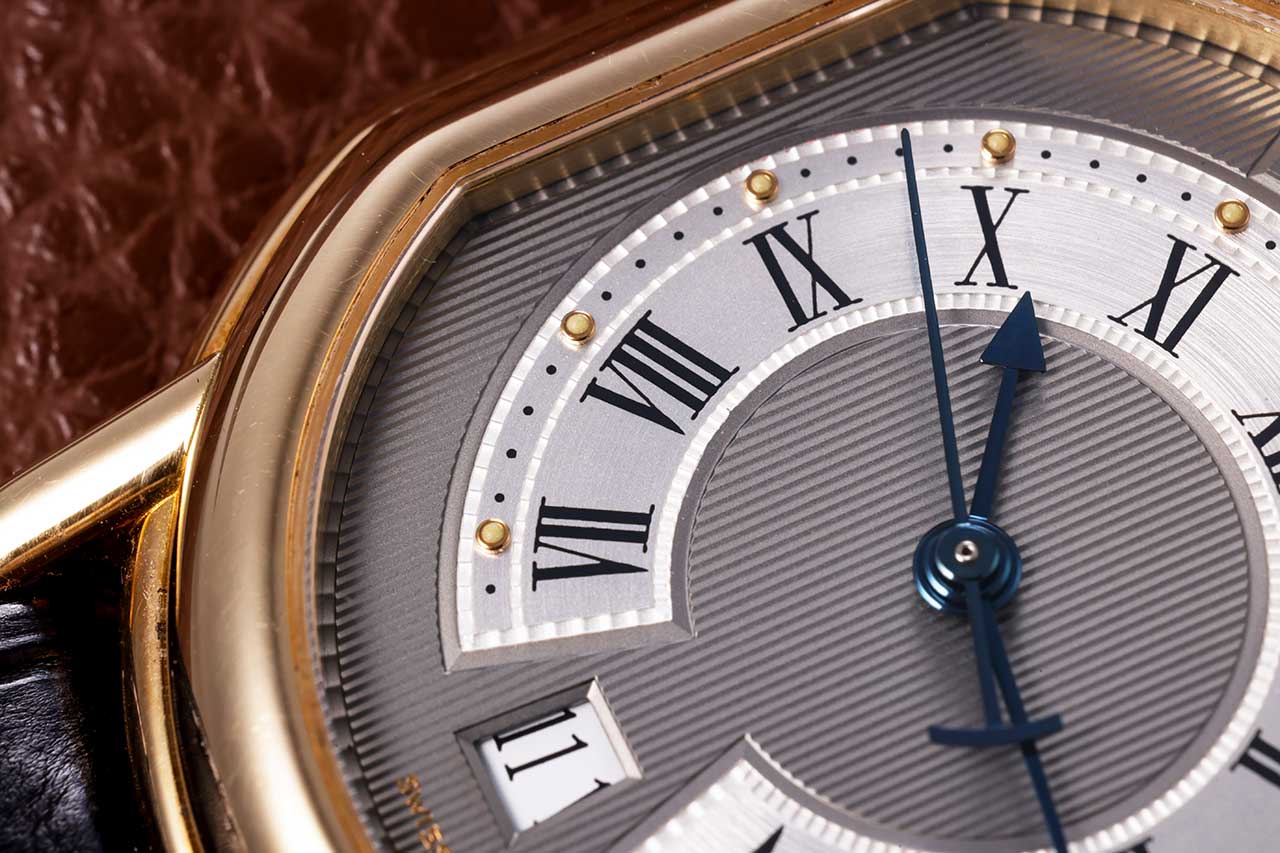 画像: 仕上げを変えたツートン構成の文字盤。質感の差が上品な立体感を生んでいる