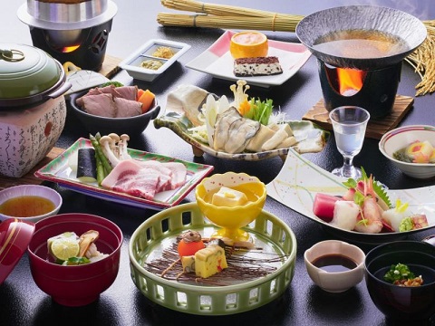 画像: ＜ひとりの贅沢＞『嚴島神社まで徒歩約７分！宮島島内宿泊でたっぷり約18時間滞在　錦帯橋・秋芳洞・津和野　３日間』｜クラブツーリズム