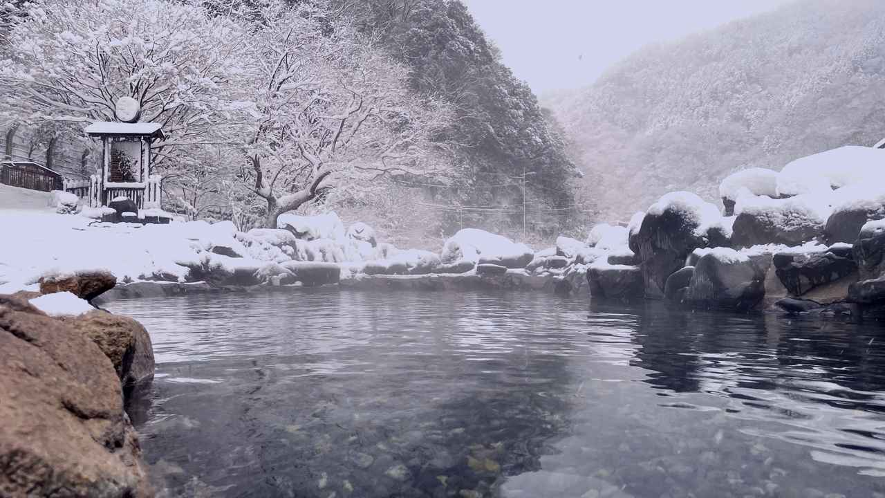 画像: 【ひとり旅プラン】秘湯巡りや老舗温泉旅館へ! 雪見温泉でリラックスできるツアー5選 - singles (シングルス) - “おひとりさま”にフォーカスした情報サイト