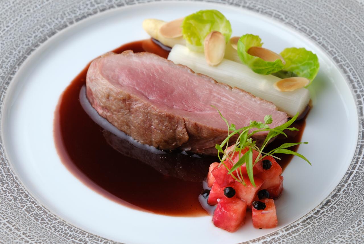 画像: 高良康之シェフが手がける「鴨の胸肉のロースト 赤ワインの香るあまおうのソースとあまおうのマリネのデュオ」