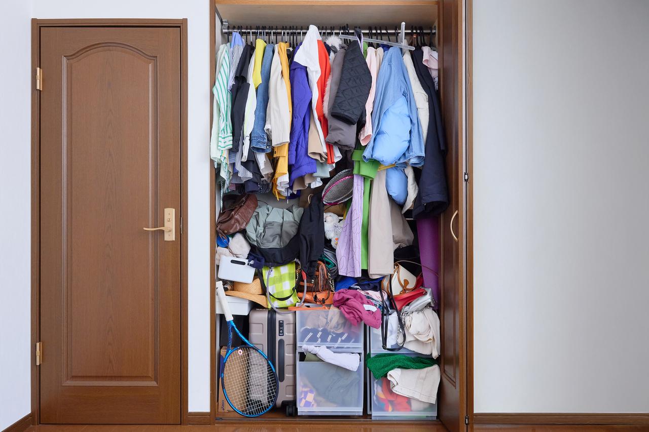 画像: モノであふれるクローゼットを……