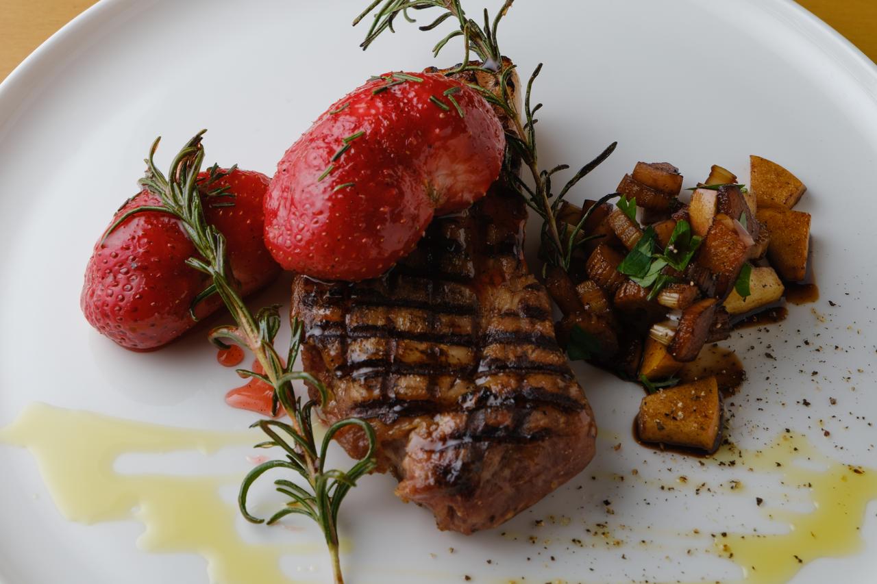 画像: 奥田政行シェフが手がける「豚のローズマリーグリルとあまおうのローズマリーロースト」
