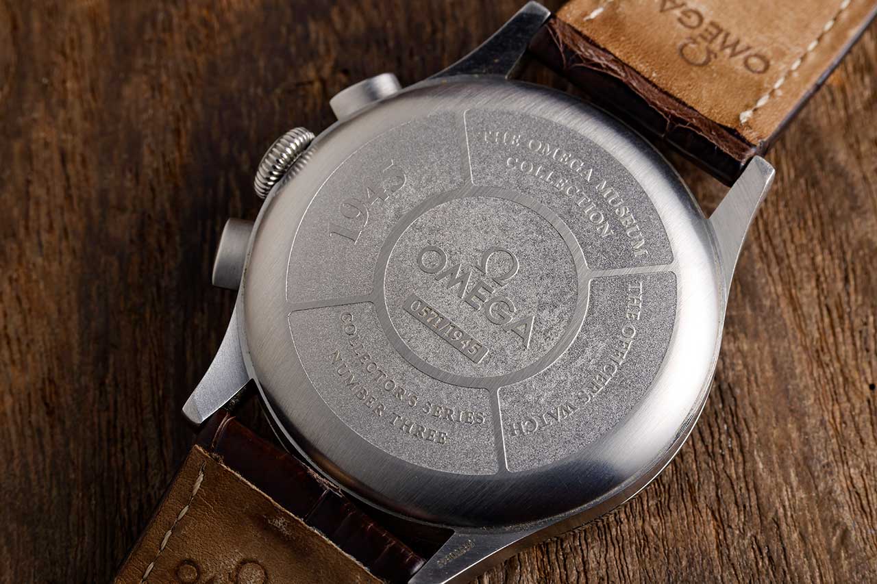 画像: 裏蓋にはブランドネームと1945の表記、限定ナンバリングが刻まれる