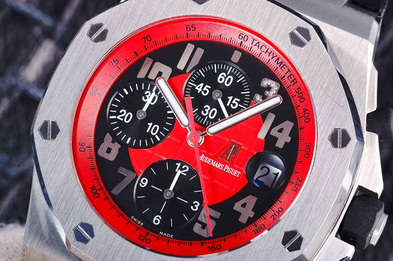 画像: チャンピオンカラーを受け継ぐ、赤いクロノグラフ針