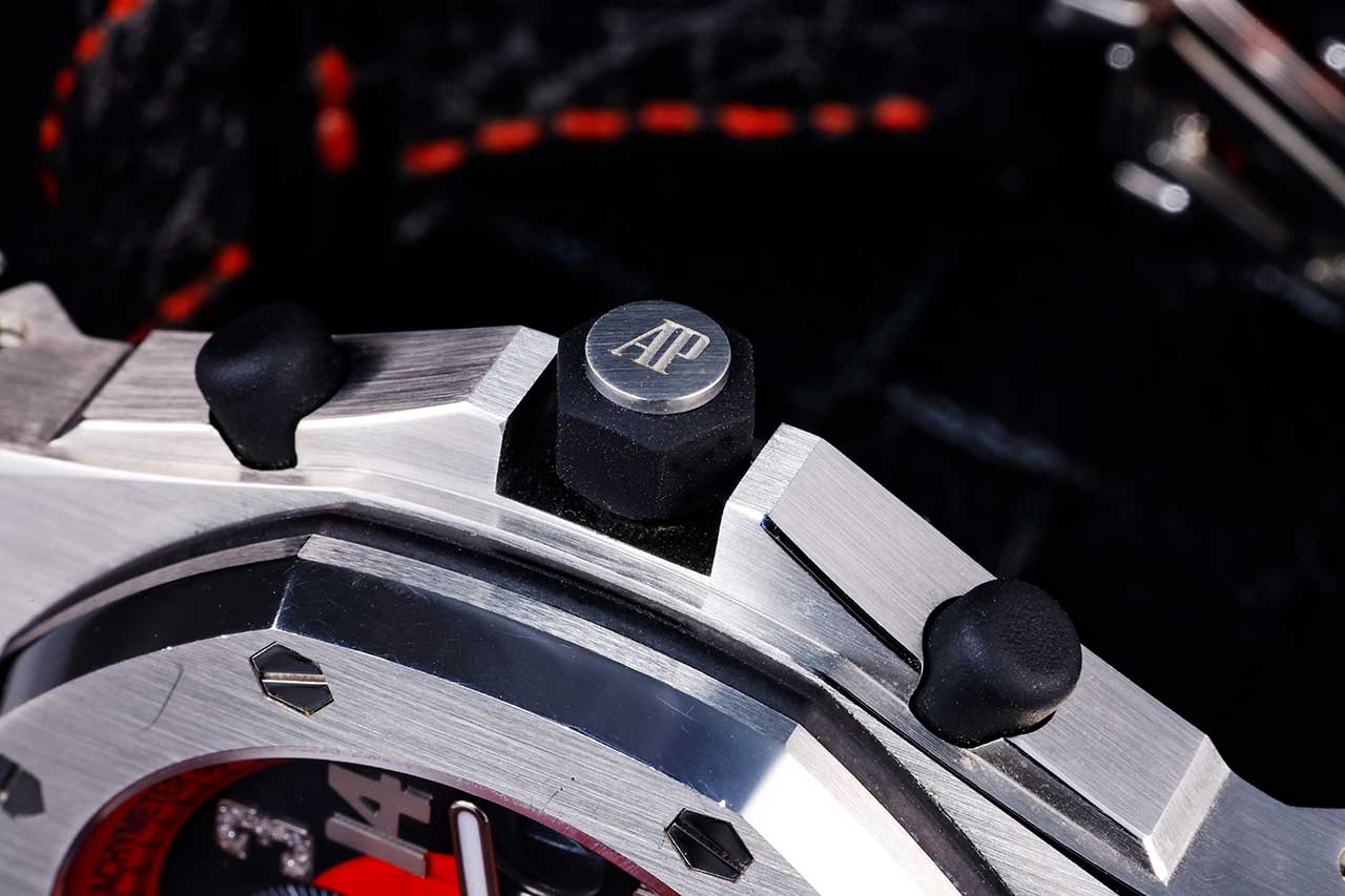 画像: ラバーコーティングが施された、リューズとプッシュボタン