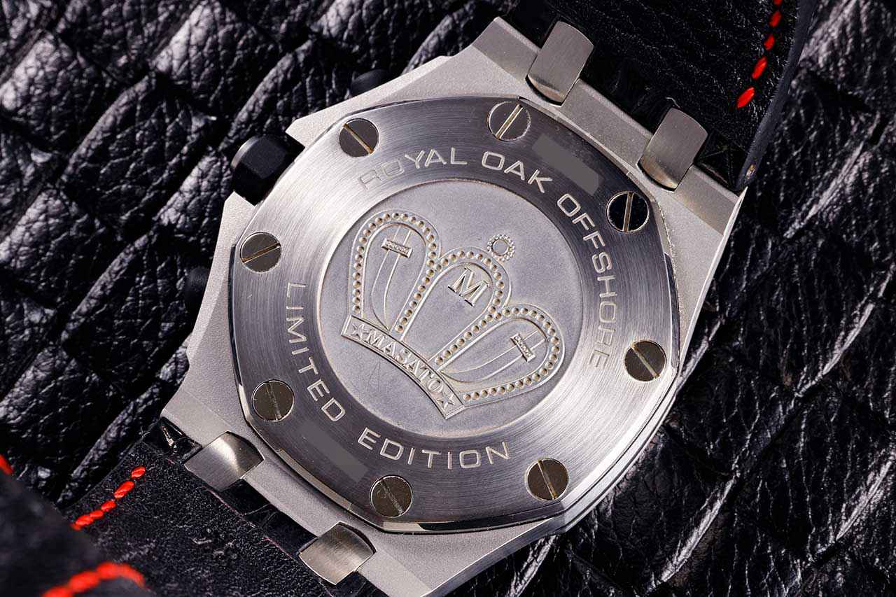 画像: コラボレーションモデルであることを示す、裏蓋全体の意匠