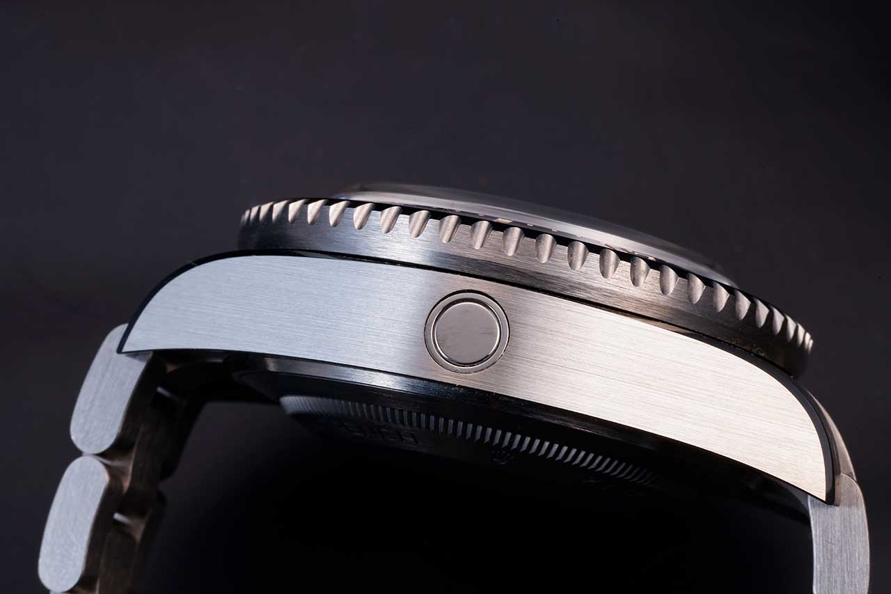 画像: ケースサイドのヘリウムエスケープバルブ。内部圧力の上昇を抑制するための機構である