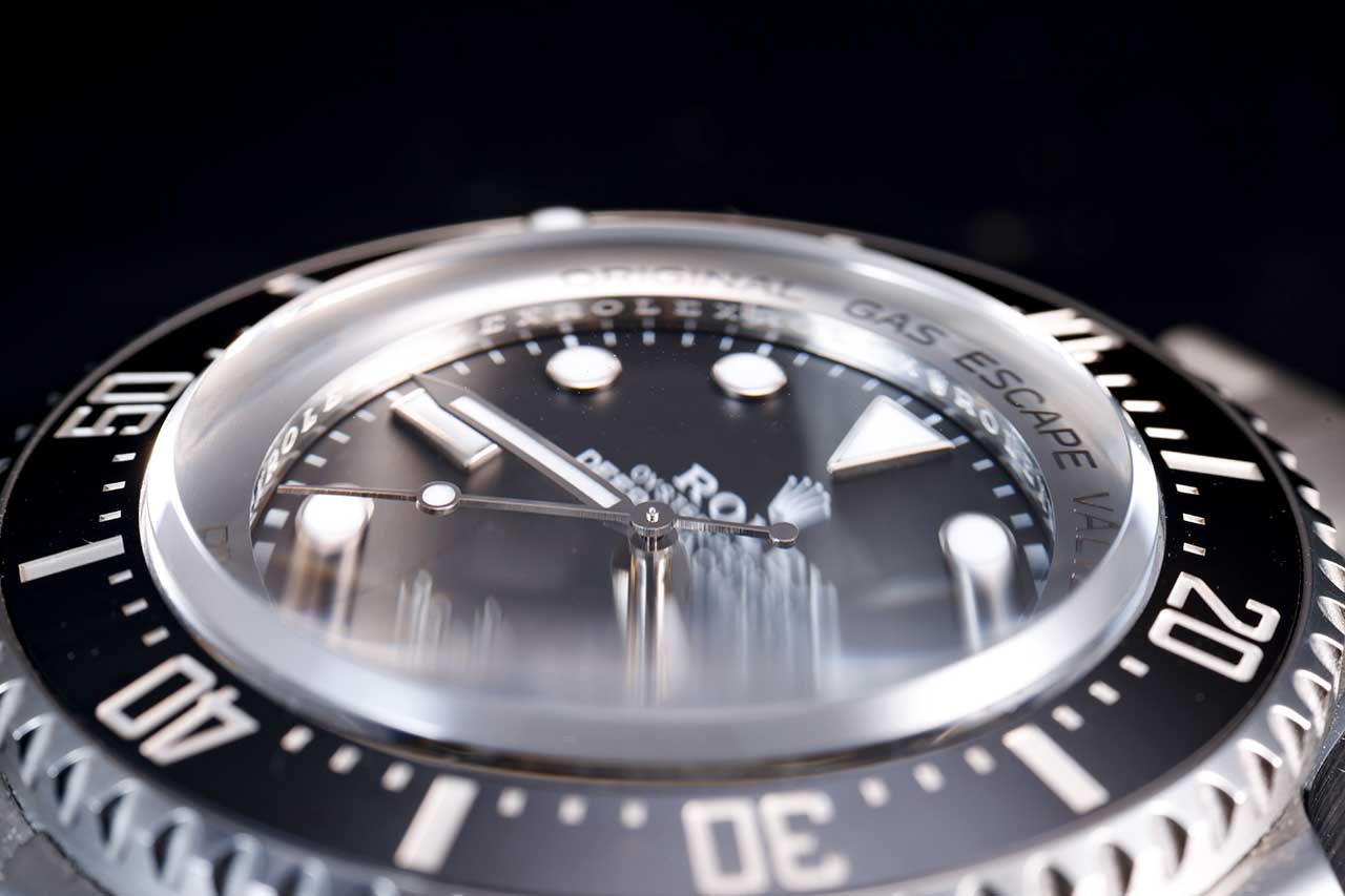 画像: 斜めから見ることで、風防の圧倒的な厚みが明確に