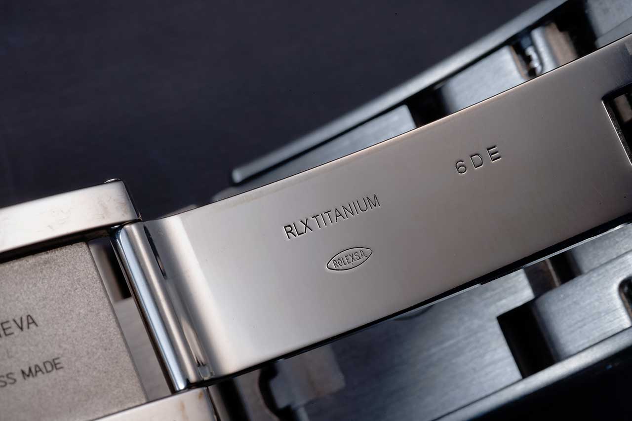 画像: バックルの内側プレートに刻印された「RLX titanium」