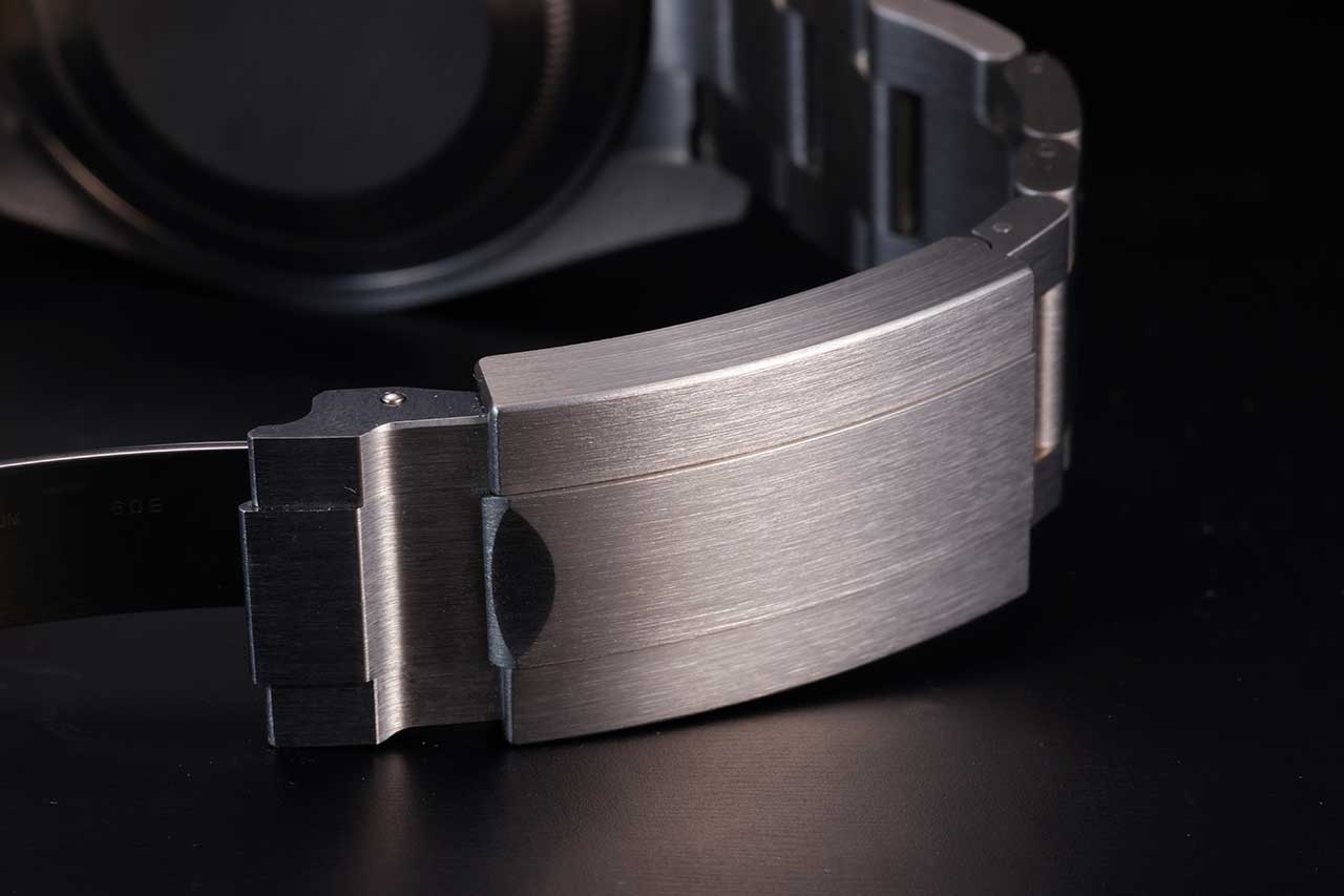 画像: ぱっと見は通常のバックルだが、中央部を起こすと……