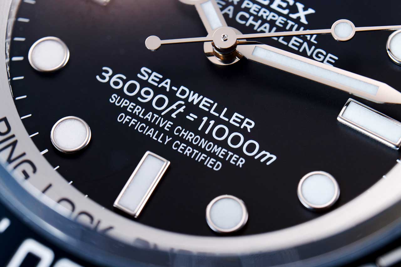 画像: 36090ft=11000m。途方もない水深が文字盤に並ぶ