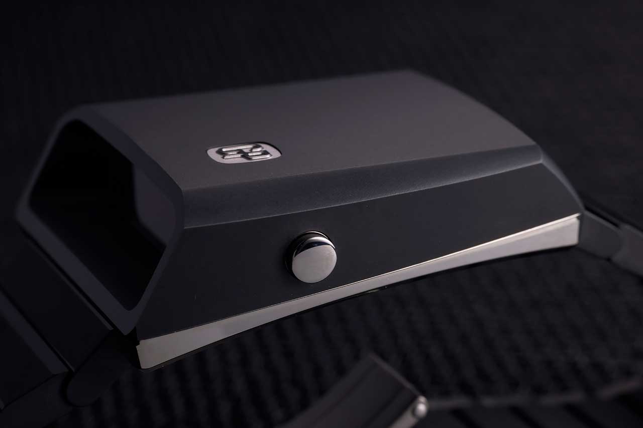 画像: サイドには操作用のプッシュボタンを配置