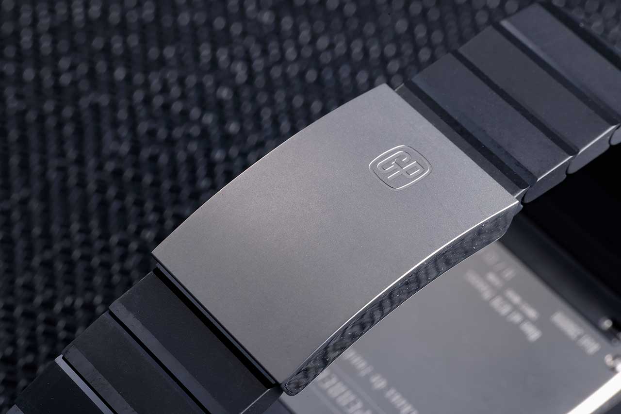 画像: チタン製フォールディングバックルを採用。軽量性と堅牢性を両立