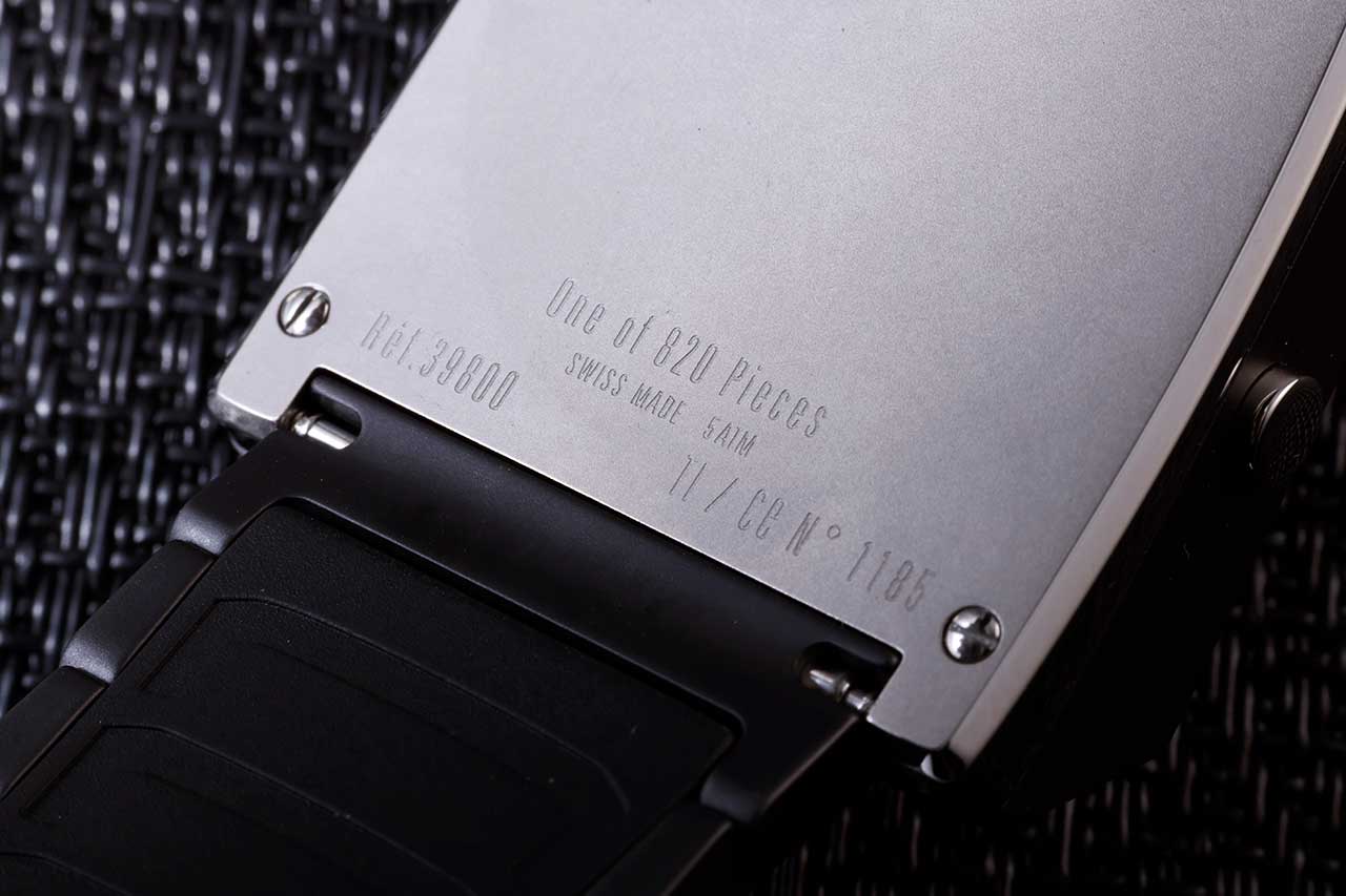 画像: 裏面には820本限定を示す文字が刻まれている