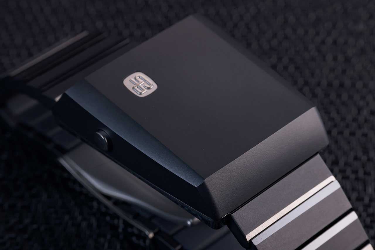 画像: 上面に向かって面が集約される設計。直線的なカットがキャスケットらしい造形を強調