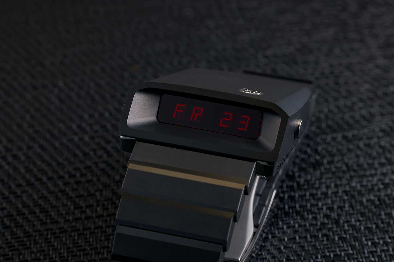 画像: 時刻表示に加え、カレンダー機能も備える