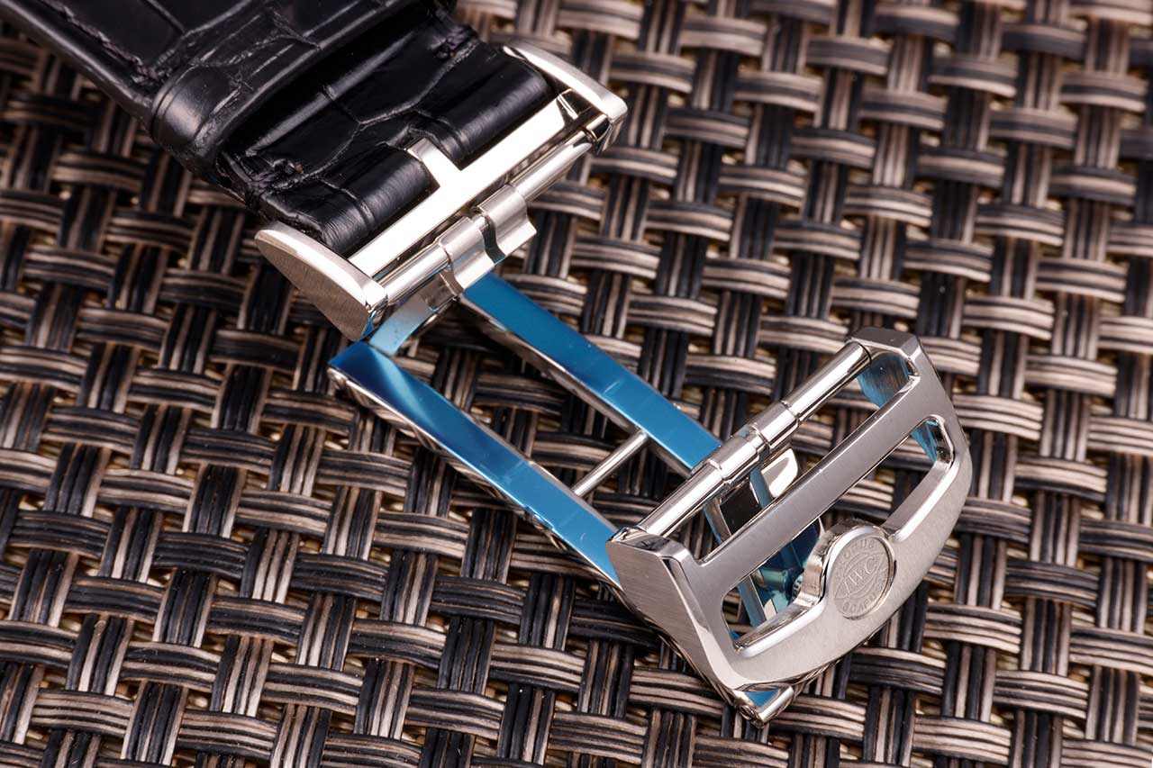 画像: 観音開きのフォールディングバックル ※青く見えるのは保護フィルムが貼ってあるため