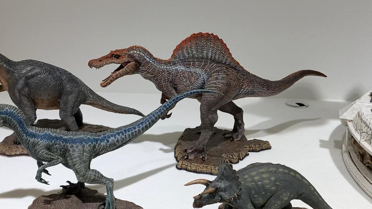 画像: プライム1スタジオにで撮影、映画ジュラシックシリーズのスタチュー