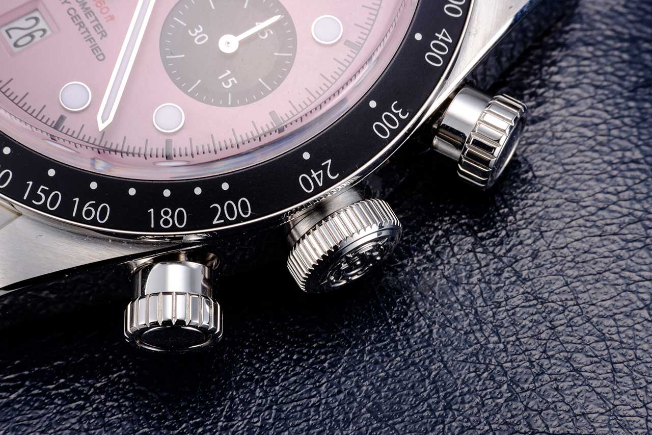 画像: クロノグラフのプッシャーはねじ込み式を採用。高い防水性を確保
