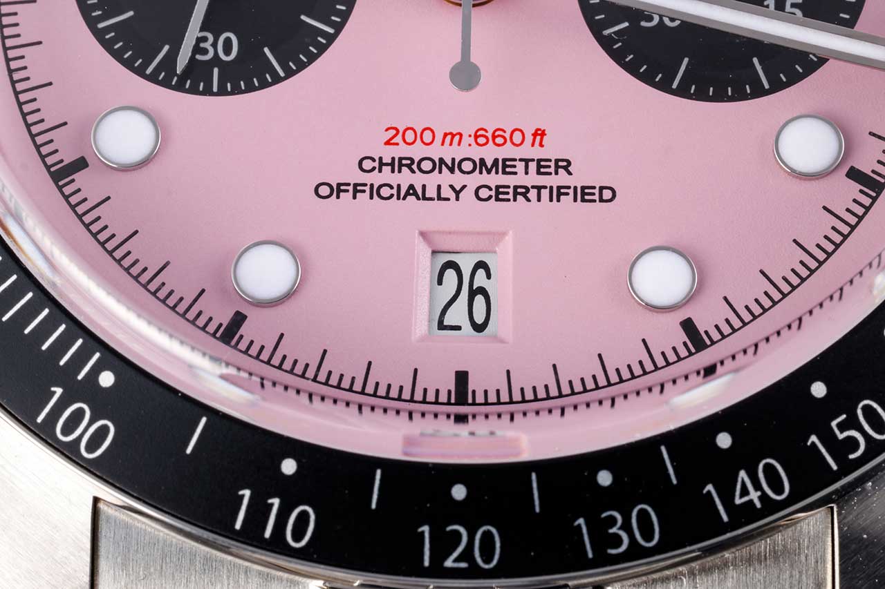 画像: ダイヤル6時位置にはデイト表示を備える