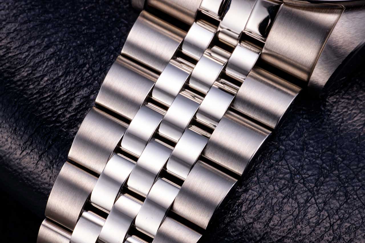 画像: 5列リンクのブレスレットを装着