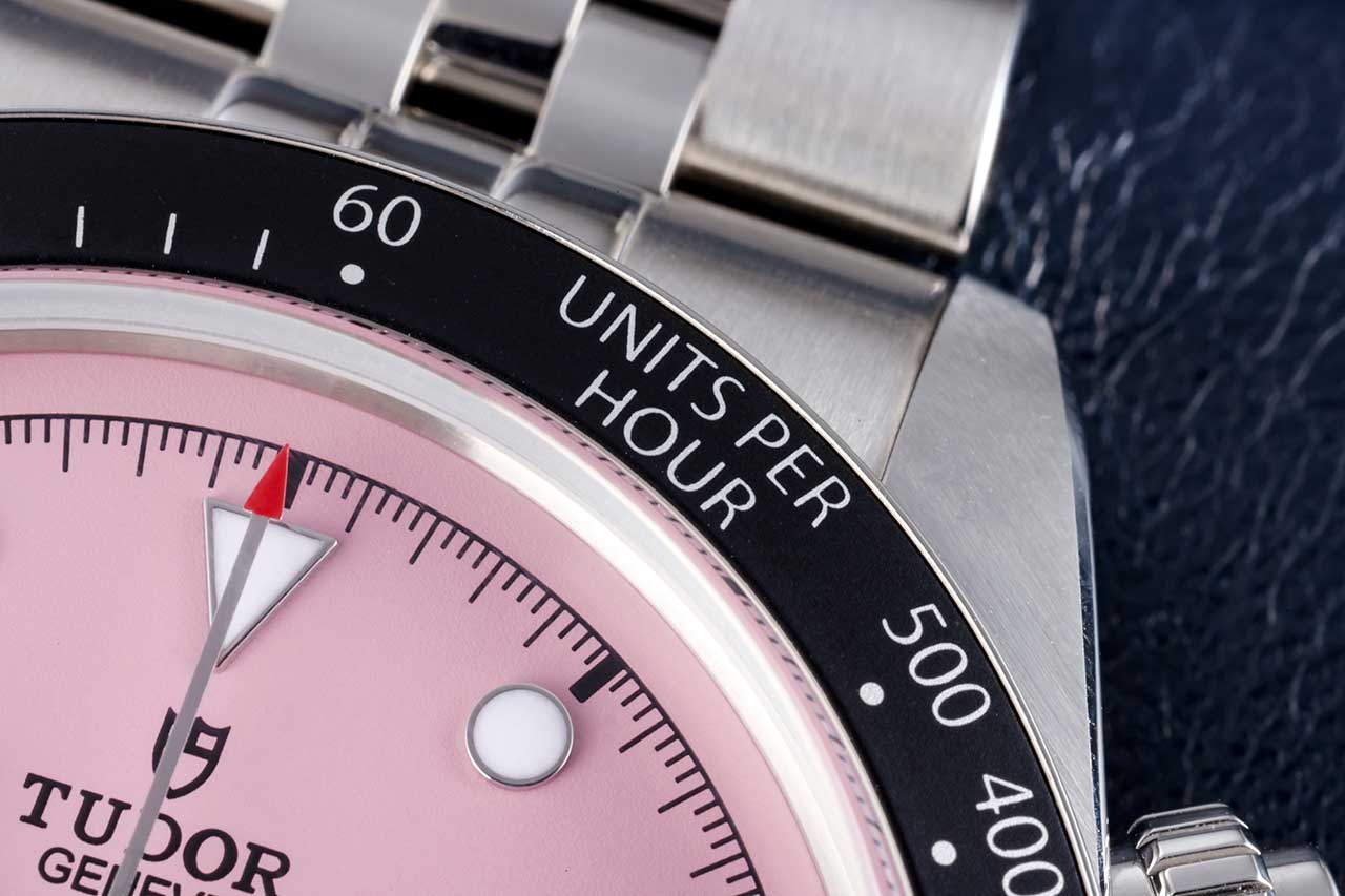 画像: マットブラックのアルミベゼルを採用。引き締まったスポーティな印象に