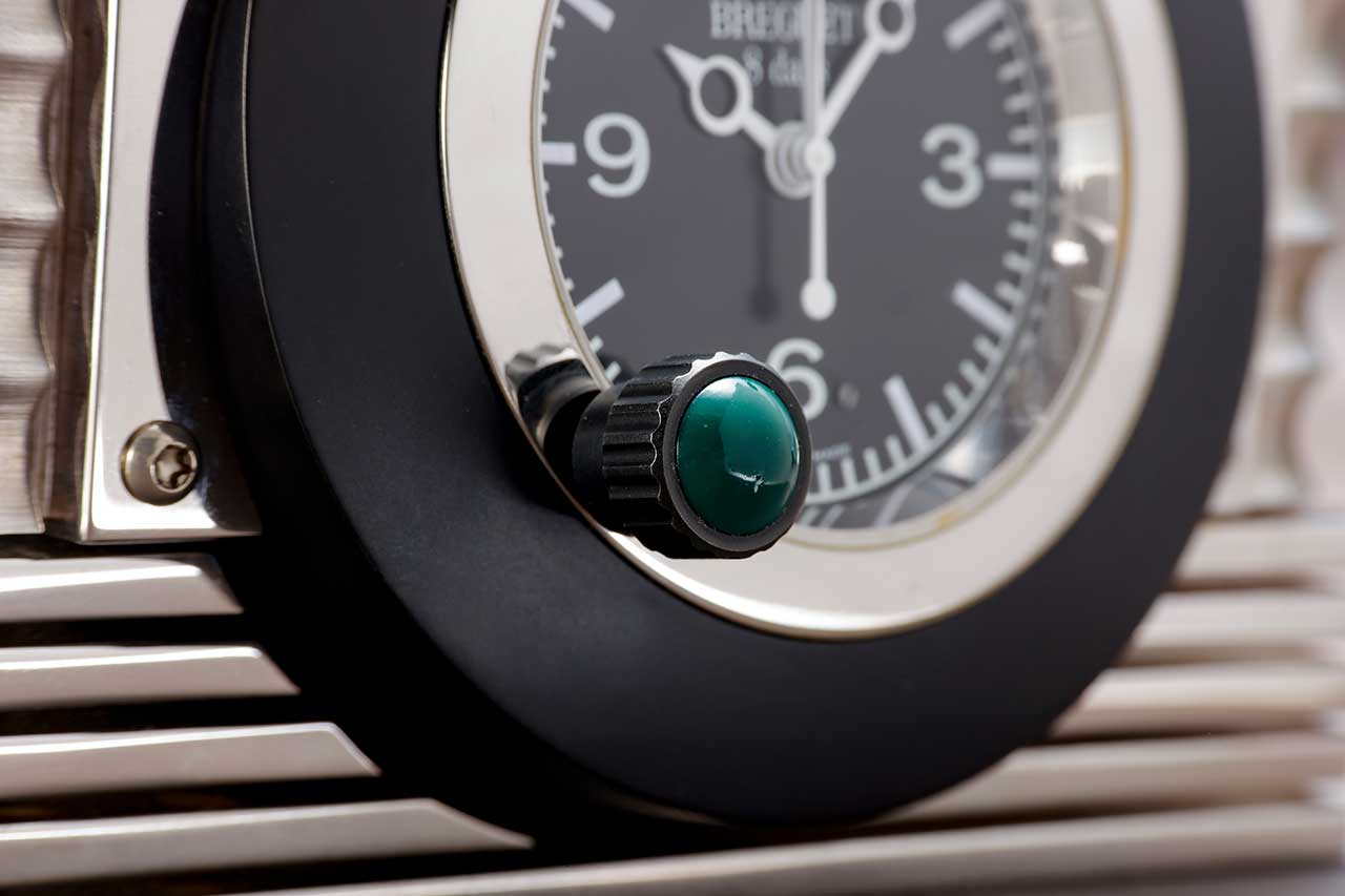 画像: こちらがリューズ。通常の状態で回すとゼンマイの巻き上げ、引き出して回すと時刻調整ができる