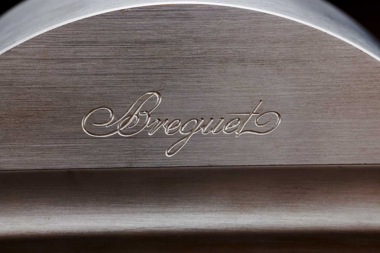 画像: 裏面に刻まれた「Breguet」の刻印