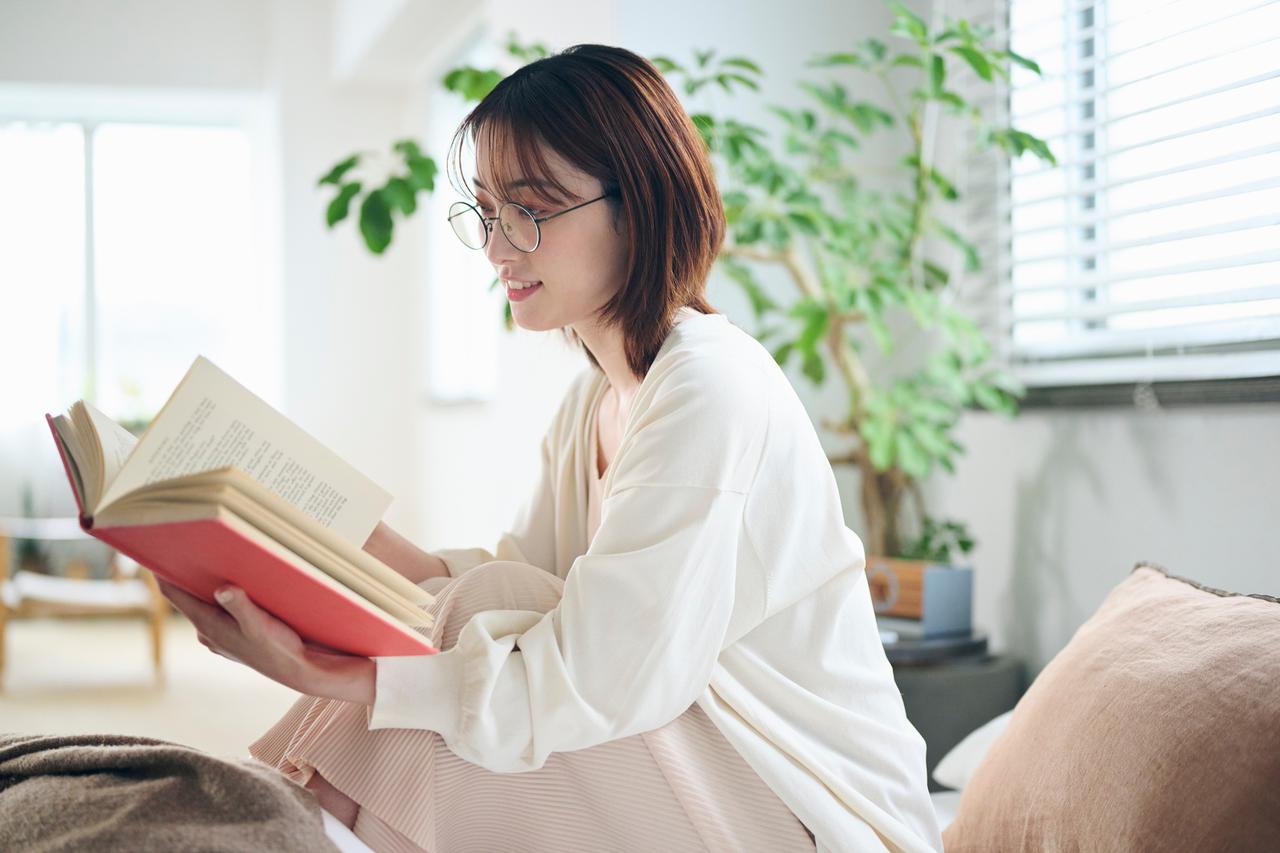 画像: 【2026年1月のブックガイド】紅白にちなんでピックアップ！ 「赤」や「白」がタイトルに入っている小説5選 - singles （シングルス） - “おひとりさま”にフォーカスした情報サイト