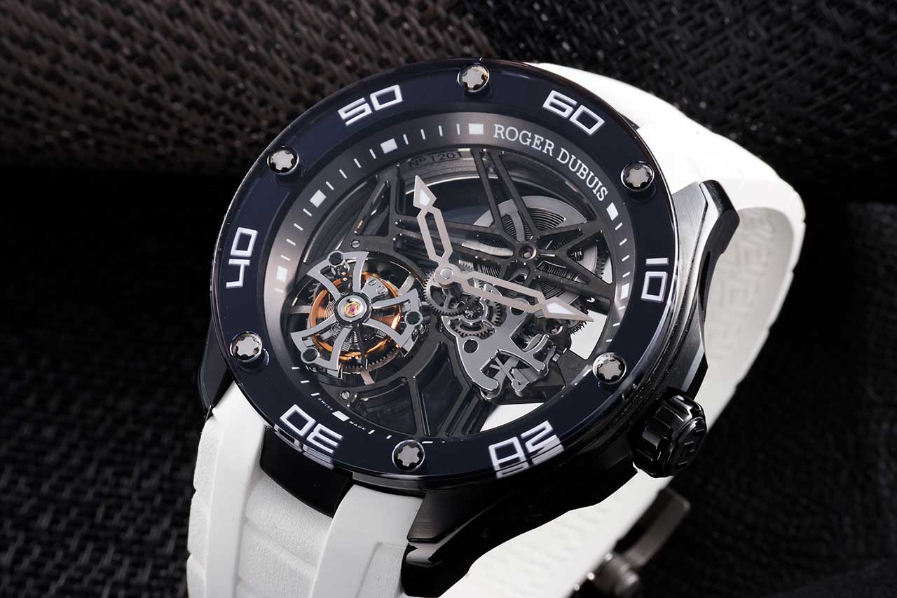 画像: 白と黒の配色が、スポーティな印象を際立たせる