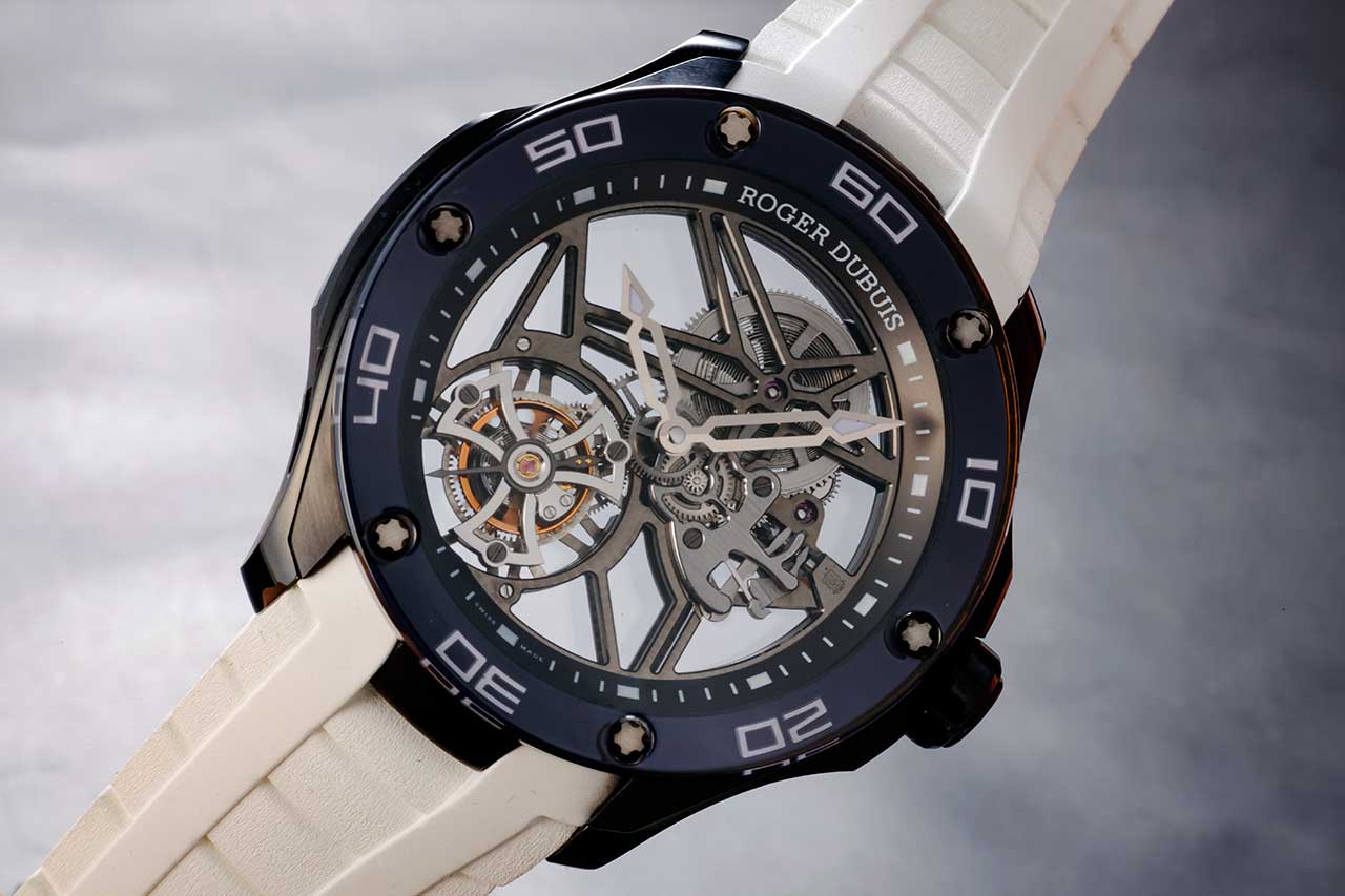 画像: 裏側から支えることで、宙に浮かぶように見えるフライングトゥールビヨン