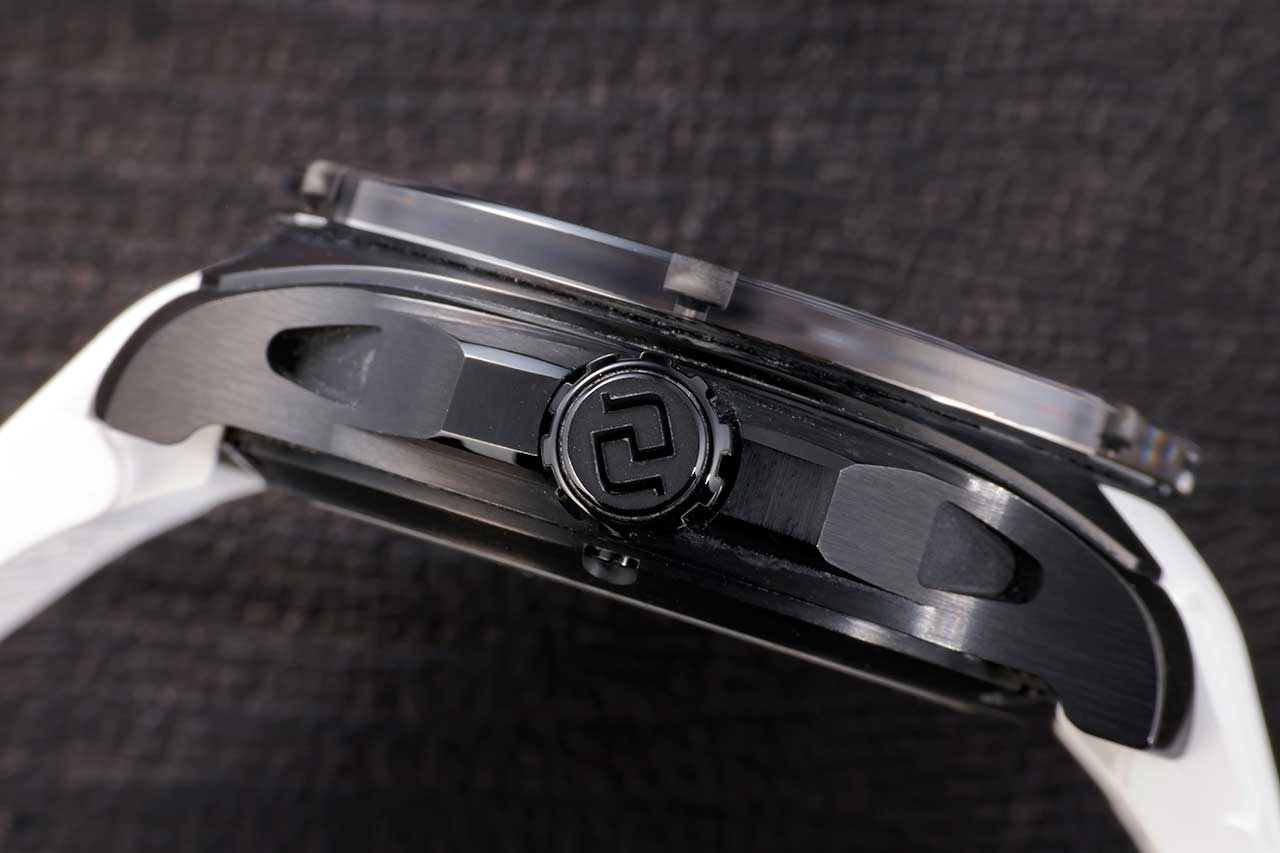 画像: ブラックコーティングが施されたチタンケース。軽量で扱いやすい点も魅力