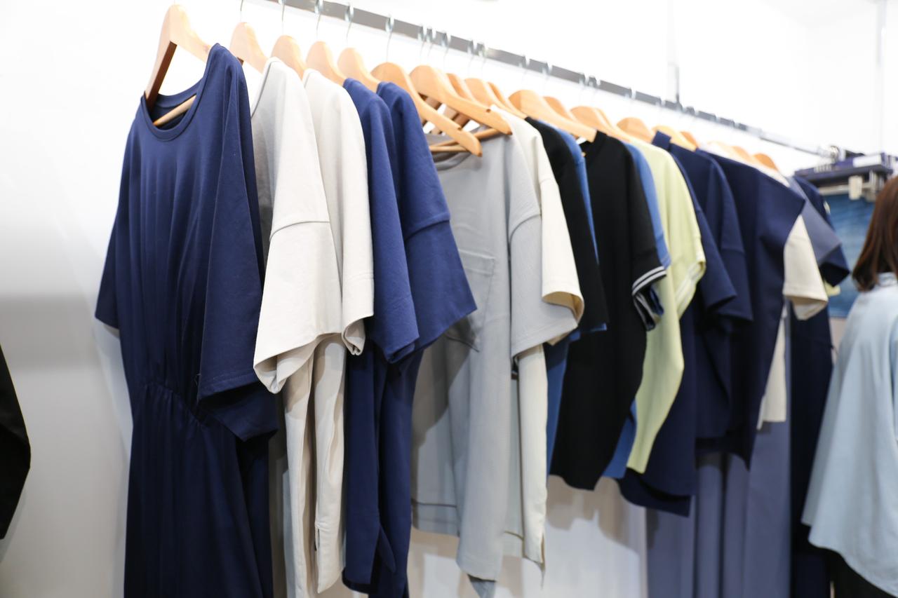 画像: ワンピースからシャツ、サマーニットまで種類豊富なラインナップ