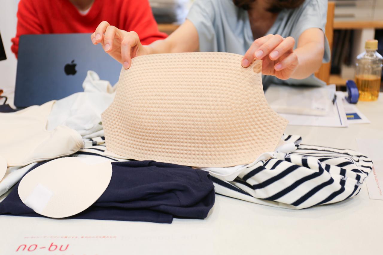 画像: そこから、やわらかいウレタンパッドや凹凸感のある裏地へと改良