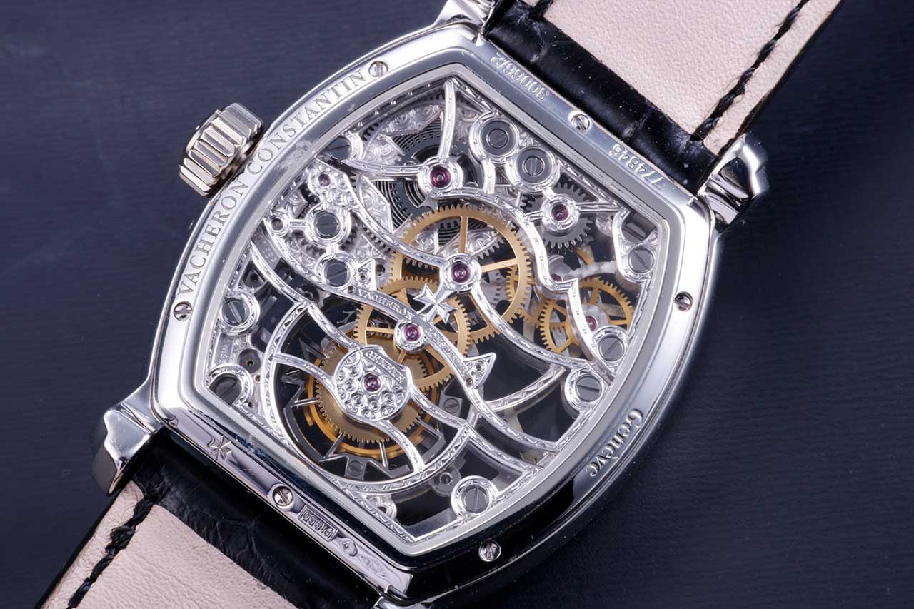 画像: 前面とは異なる表情を見せる、裏面スケルトンの魅力