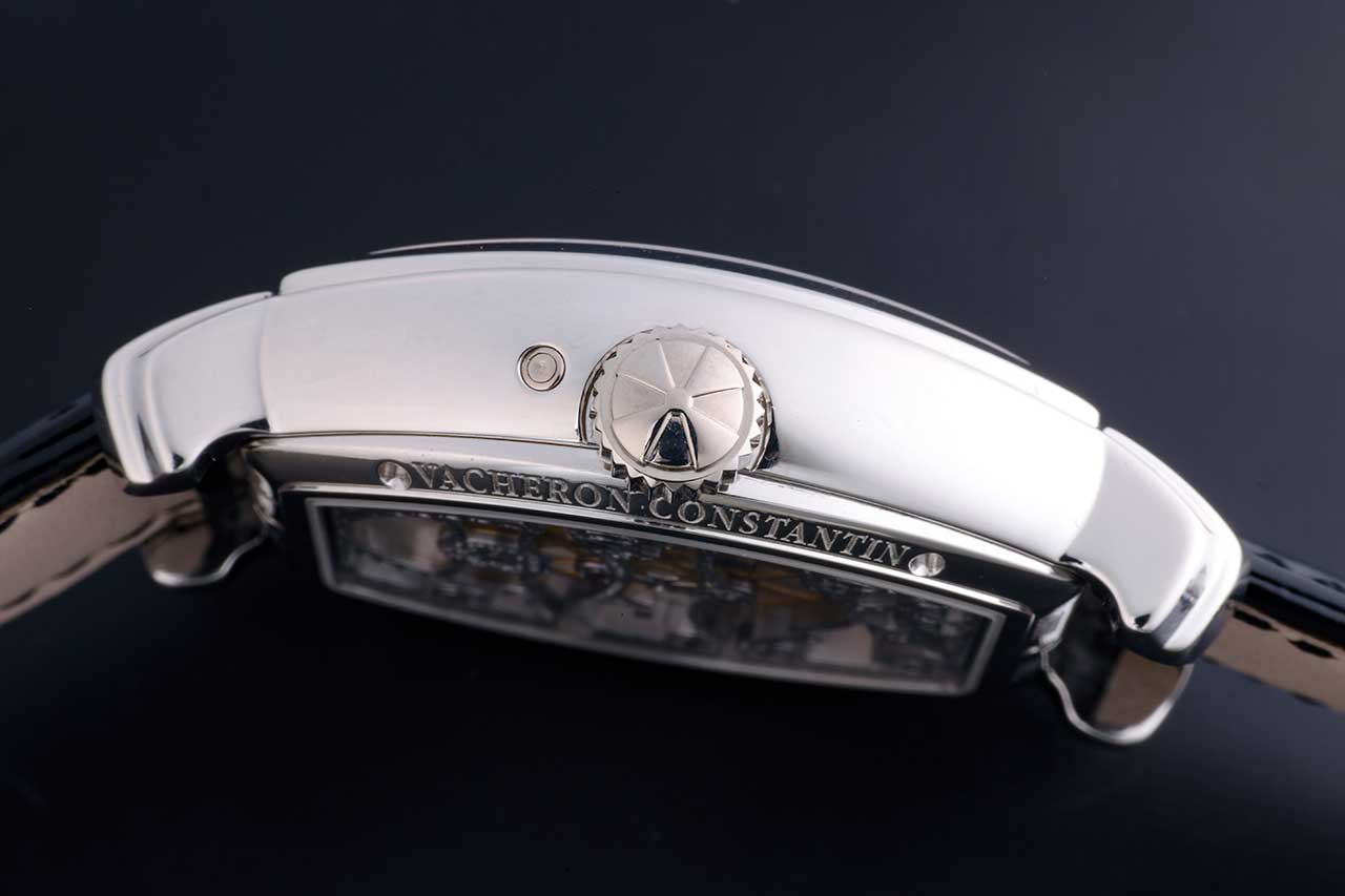 画像: マルタ十字をあしらったリューズと、デイト調整用のプッシュボタン