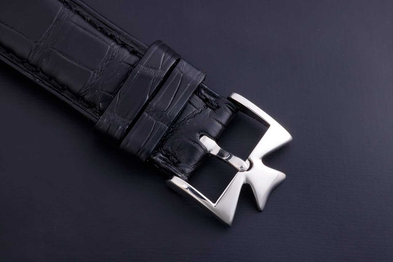 画像: プラチナ製の尾錠も、マルタ十字を象っている