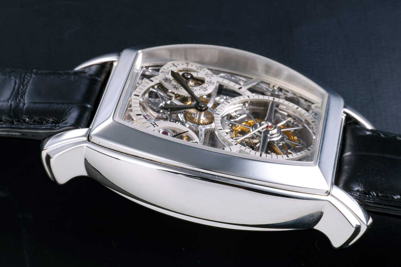 画像: ベゼルとケースの段差が際立つサイド。複雑機構搭載ゆえの厚みも感じさせる