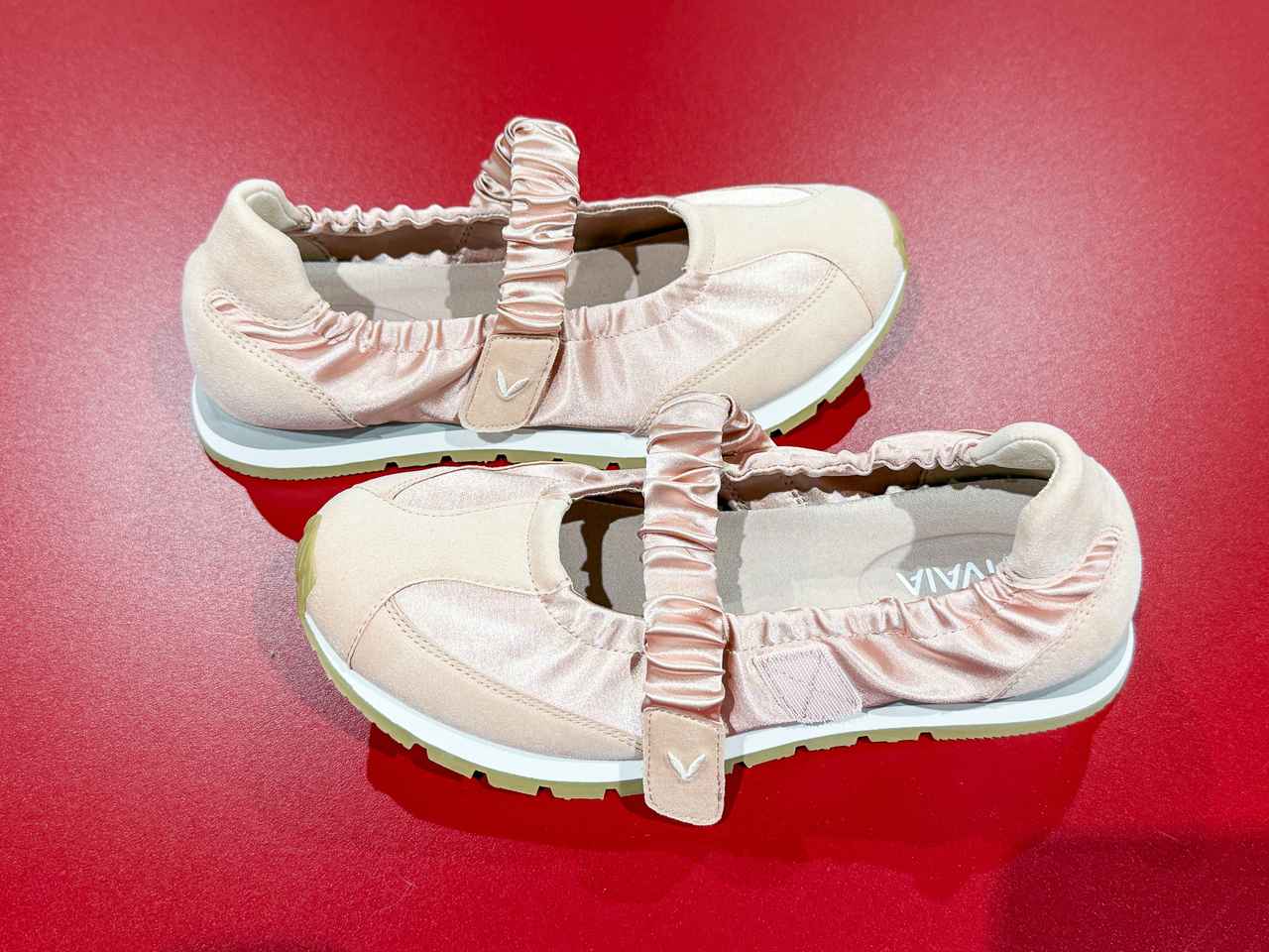 画像: 面ファスナー部分はこのように外すことができます